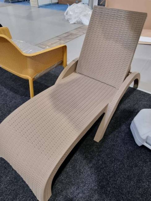 Шезлонг пластиковый с матрасом GS 1009 (Fiji) бежевый, слоновая кость 1870x730x340 мм