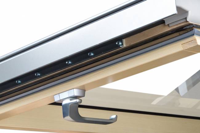 Деревянное мансардное окно FTP-V P2 со среднеповоротным открыванием